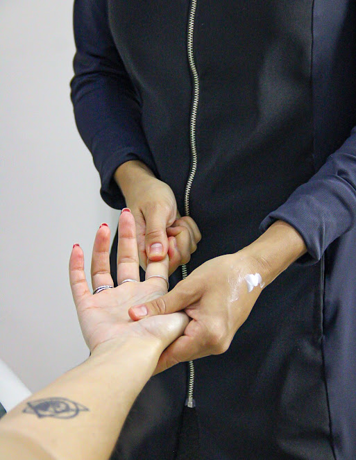Cuidado e massagem nas mãos durante atendimento