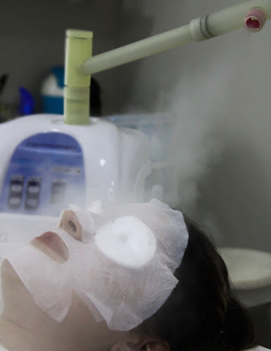 Equipamento de vapor utilizado durante atendimento facial